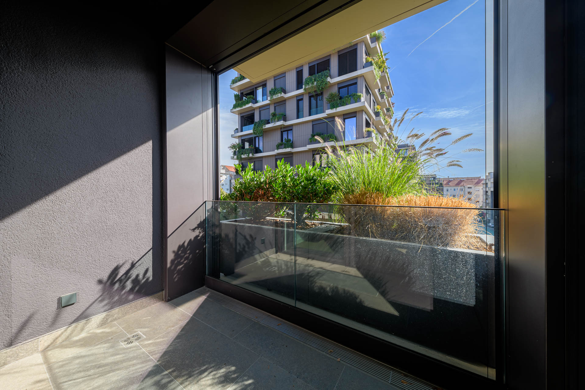 _CR03904-HDR
